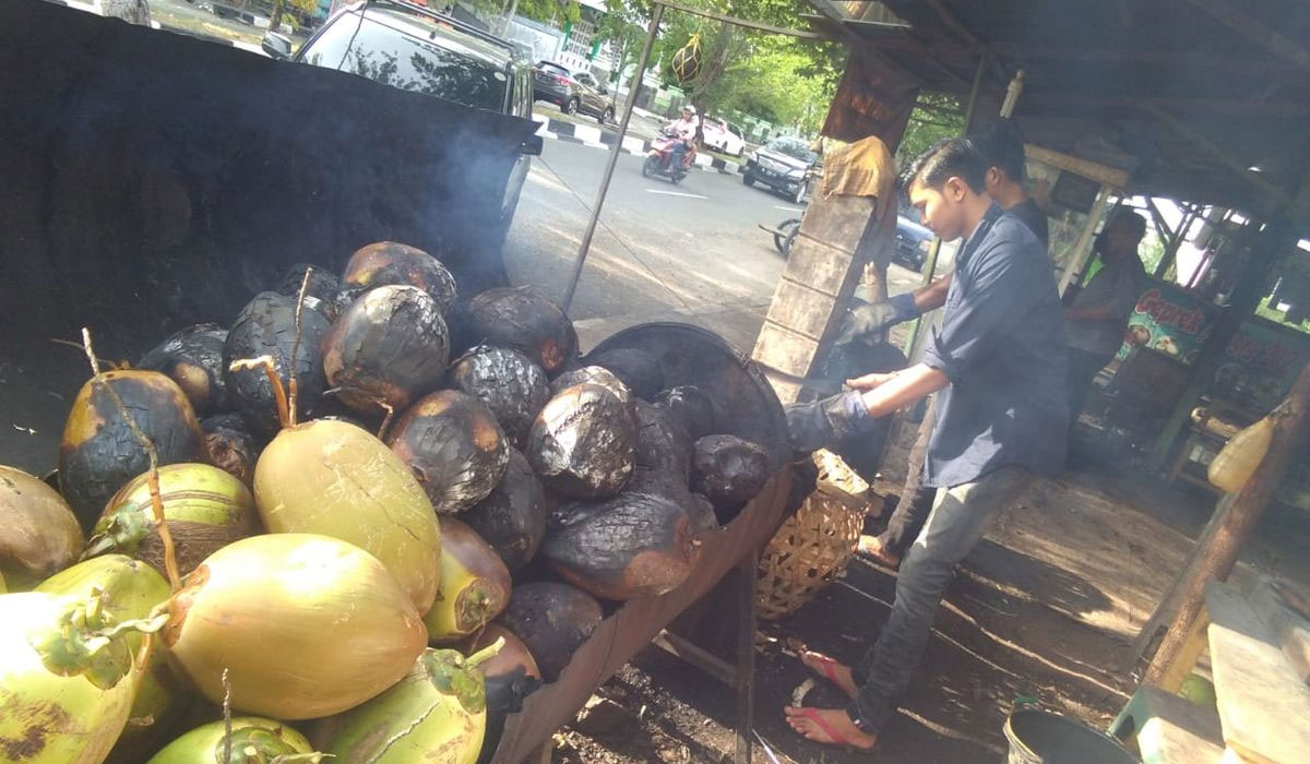 Ramadan Bawa Berkah, Penjualan Kelapa Muda Bakar di Aceh Melonjak